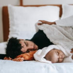 Przebudzenia nocne u 10-miesięcznych maluchów: Dlaczego tak się często zdarzają i jak sobie z nimi poradzić