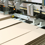 Jakie są korzyści z zastosowania automatyzacji w produkcji kartonów?