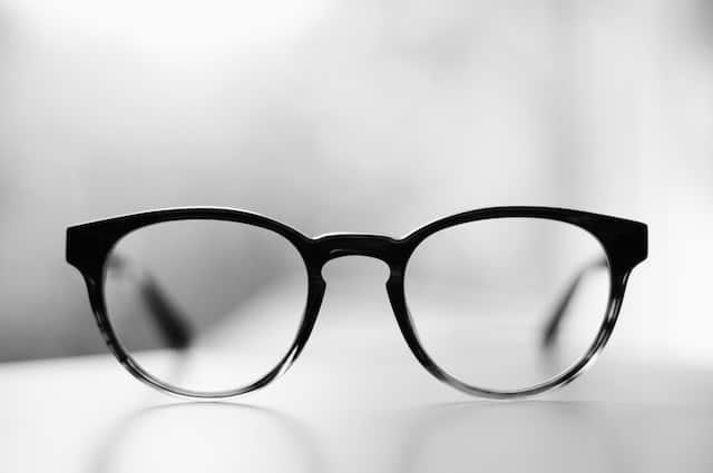 Styl i ochrona w jednym: Jak dobrać modne okulary z filtrem światła niebieskiego?